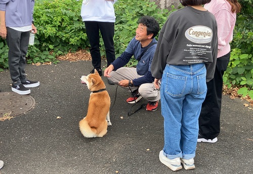 動物への接し方について説明する多田先生