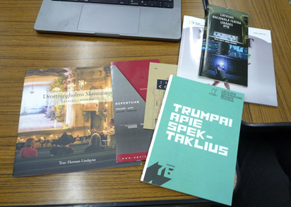 先生が各地で入手したパンフレット