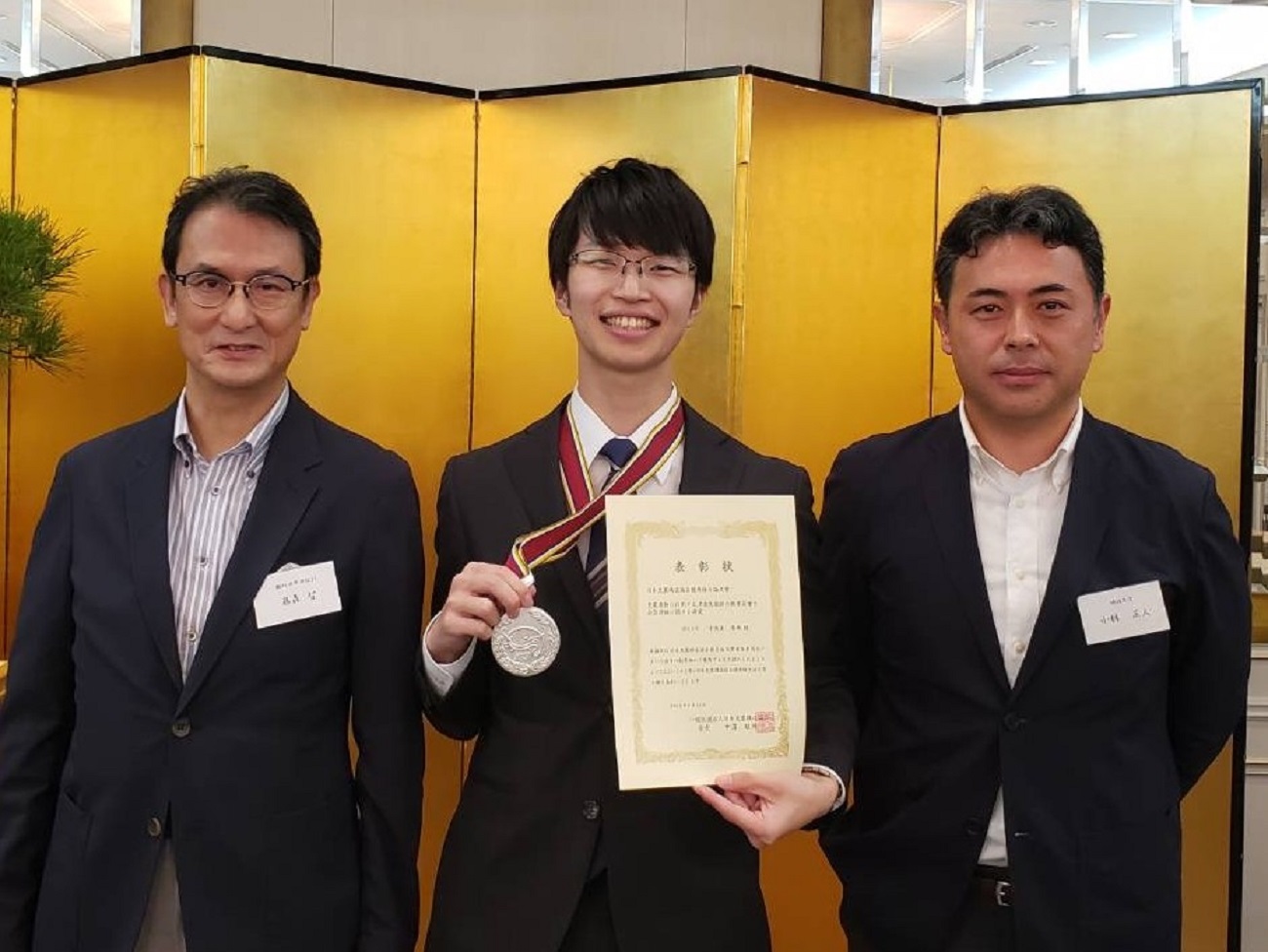 中央:宇佐美孝典さん、左:藤森智さん(日本免震構造協会副会長・松田平田設計) 、右:小林正人教授