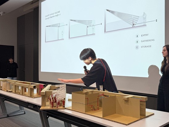 Figure4: 最終講評会で模型を用い提案を説明する学生