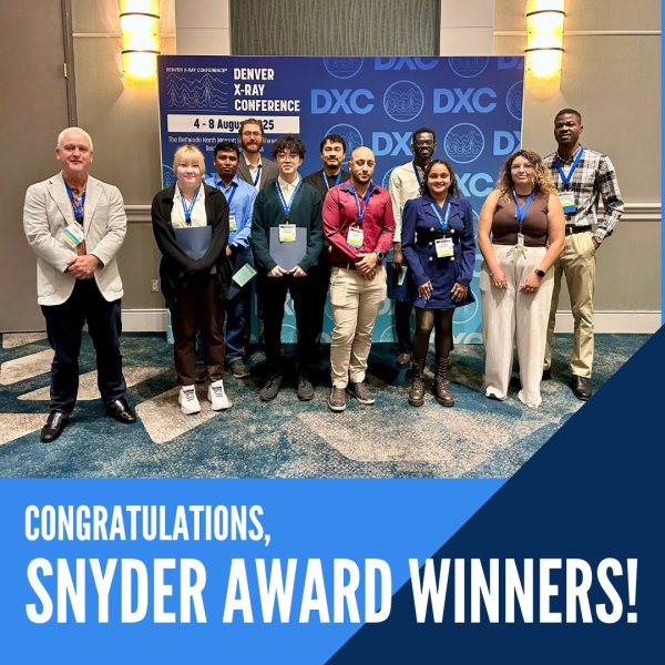 「Robert L. Snyder Student Attendance Award」の記念集合写真 （前列左から3人目：橋爪さん）※ICDDのX（旧Twitter）への投稿を引用（ICDD @icddicdd）