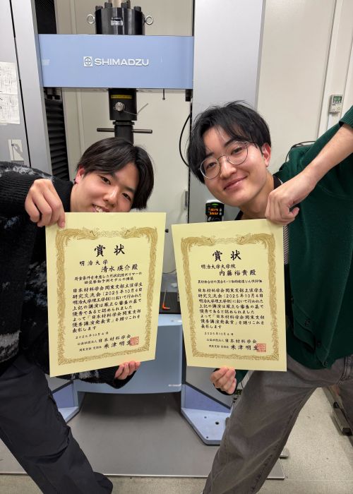 写真右が内藤裕貴さん