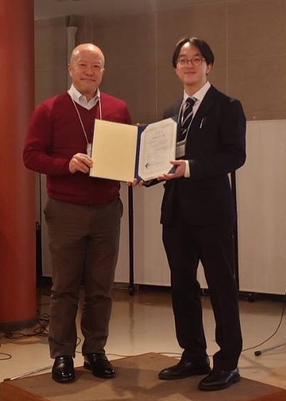受賞時記念写真（右：橋爪さん）