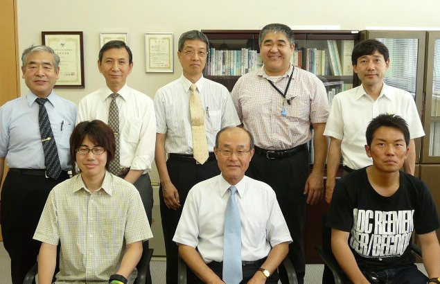 前列左側が石井宏明さん（機械工学科１年）中央が三木学部長，右が川村雄太さん（電気電子工学科４年）