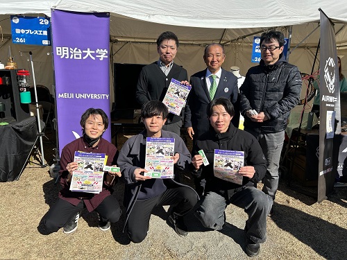 展示ブースの様子① 写真上左から伊丹専任講師、本村相模原市長、共同研究先（株式会社メディアロボテック）の金沢社長，下は伊丹研究室の学生