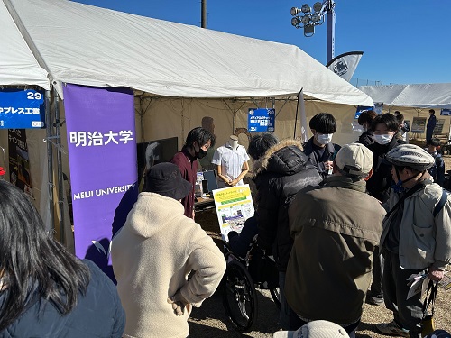 展示ブースの様子⑤ 研究室の学生が市民の方に研究室の紹介をしている様子