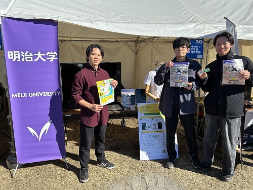 展示ブースの様子④ 伊丹研究室の学生