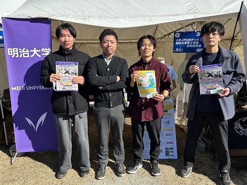 展示ブースの様子③ 伊丹専任講師（左から２番目）と伊丹研究室の学生
