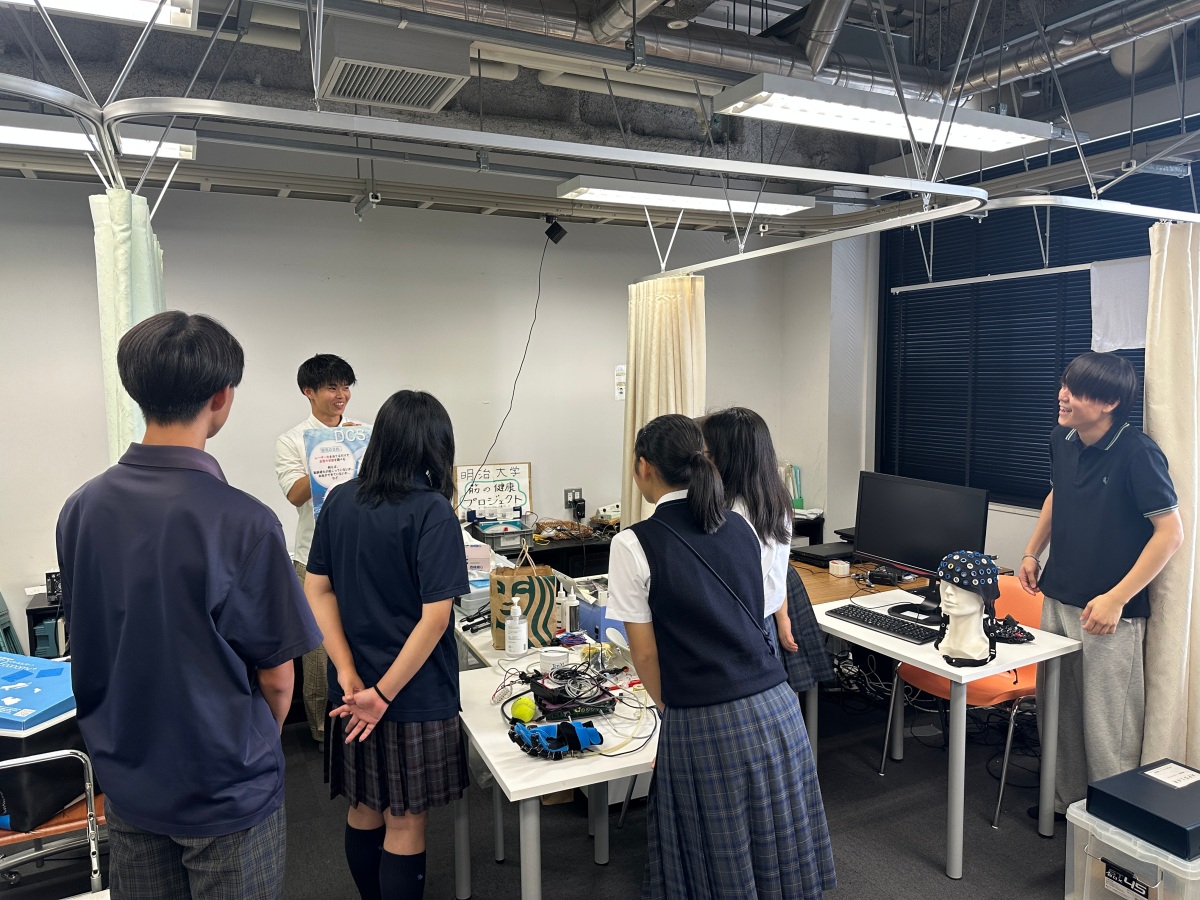 イベント終了後、自ら希望して健康医工学（小野弓絵）研究室を訪問し、研究内容の説明を受ける付属世田谷中学校1年生ら