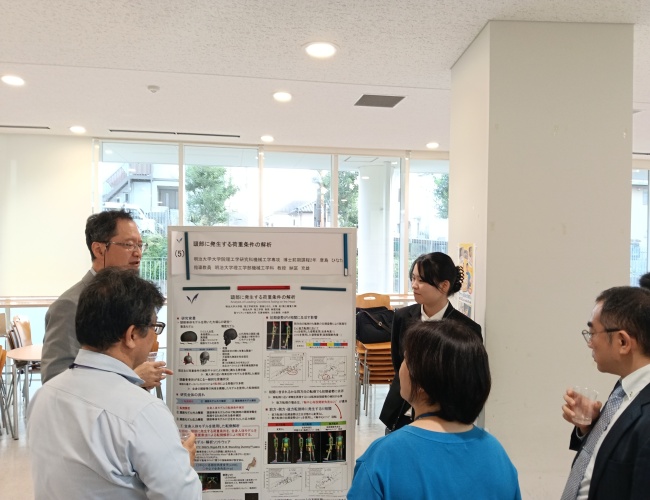 大学院生による研究紹介も行われた。「頭部に発生する荷重条件の解析」を紹介する機械工学専攻 博士前期課程2年 唐島ひなたさん（写真右奥）
