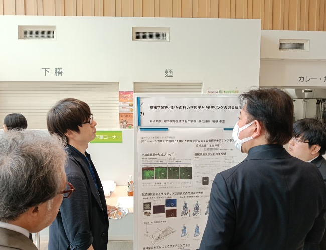 理工学部 機械情報工学科の亀谷幸憲専任講師（写真左奥）による研究「機械学習を用いた血行力学因子とリモデリングの因果解明」のディスカッション時の様子