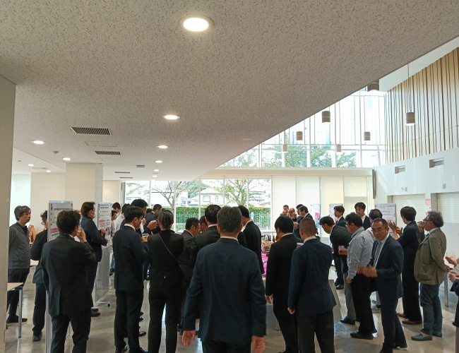 聖マリアンナ医科大学教育棟マリオン食堂で行われた交流会の様子