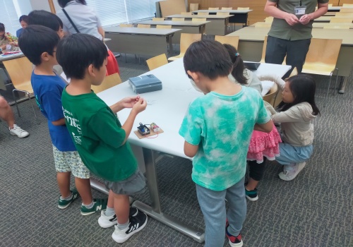 電気電子生命学科による「モーターを作ろう！」の様子