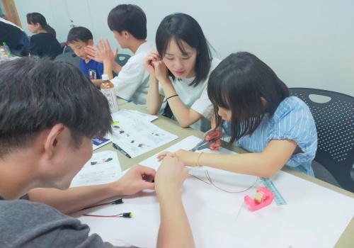 機械情報工学科による「ブラシで走るミニロボット」の様子