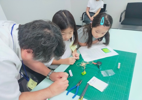 電気電子生命学科による「ラジオを作ろう！」の様子