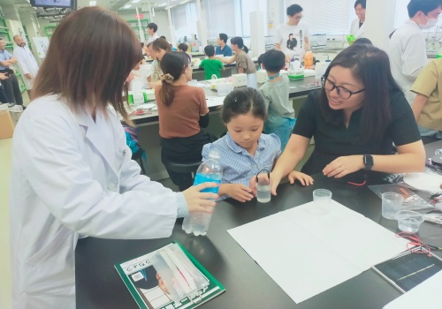 応用化学科による「でんきと化学」の様子