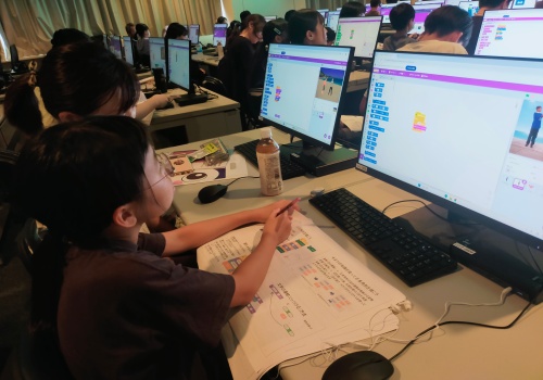 情報科学科による「Scratch プログラミングでコンピュータゲームを作ろう」の様子