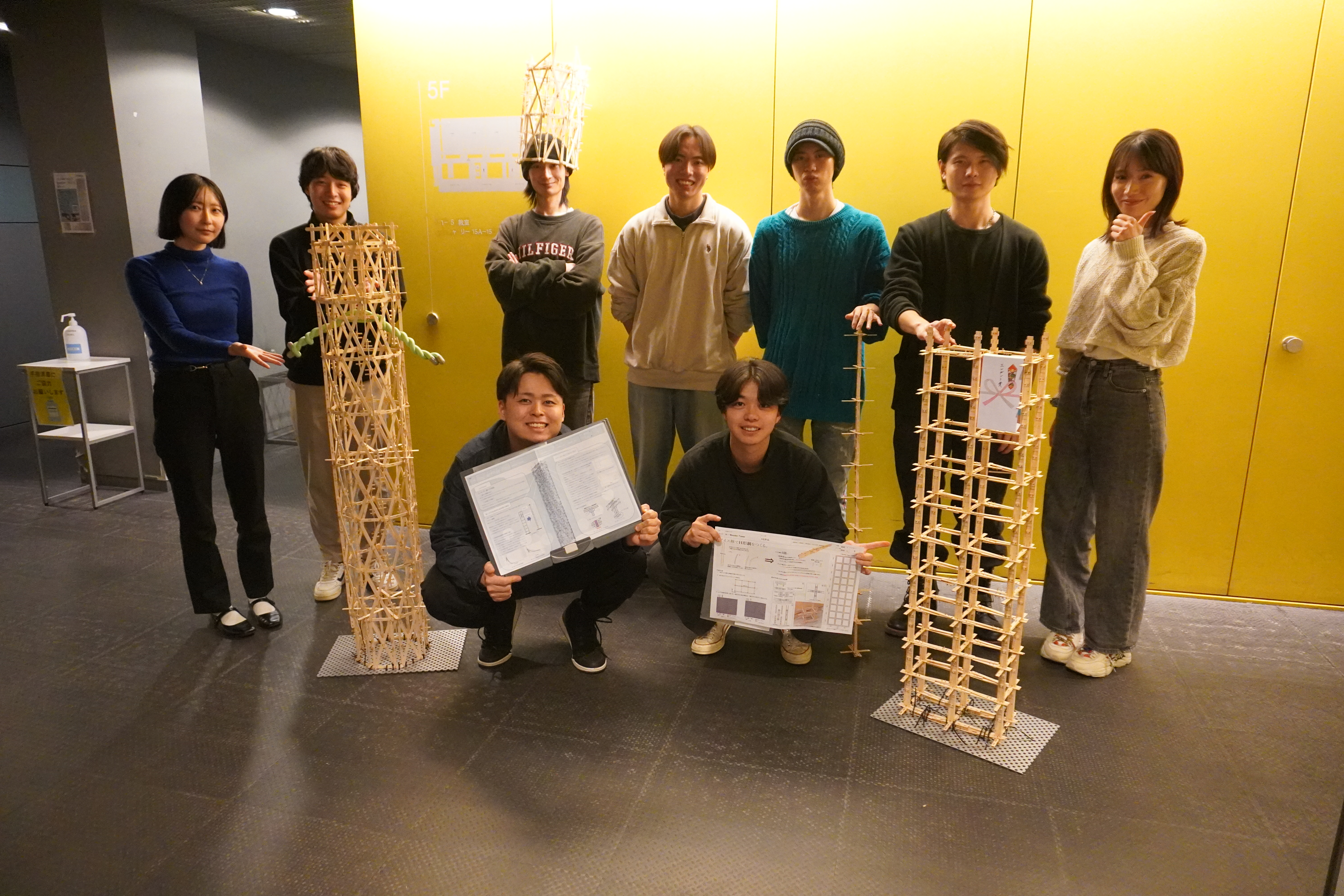 建築構造研究室の学生グループ