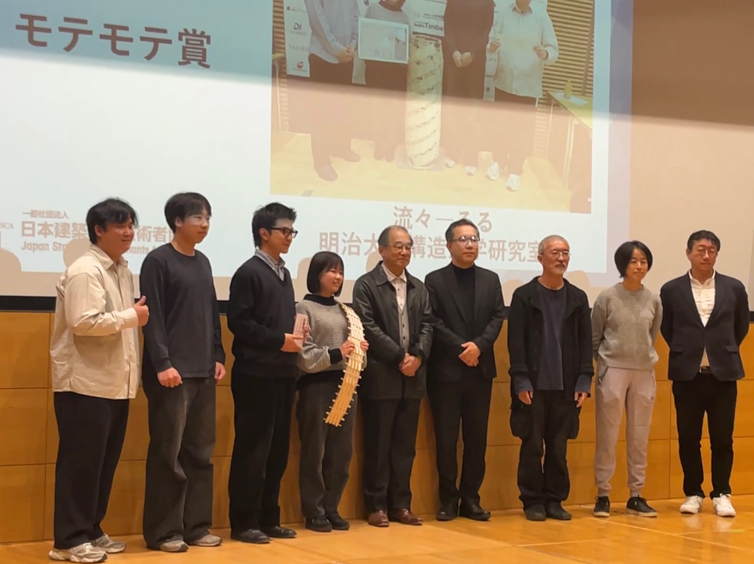 構造力学研究室の学生グループ