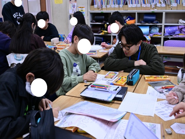 建物の絵を制作する様子