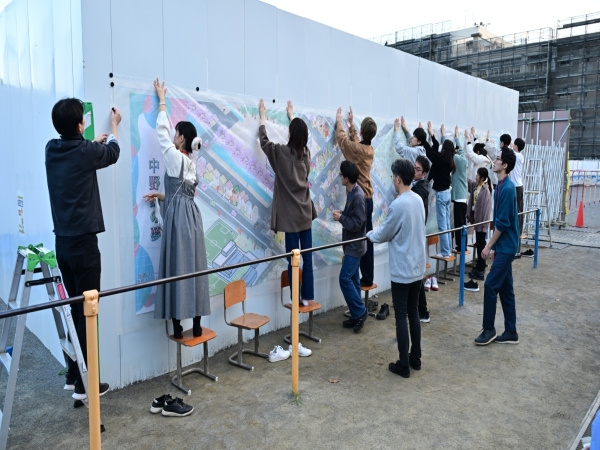 工事用仮囲いに作品を設置する様子（作品はすでに撤去済み）