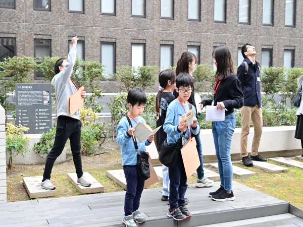 参加した小学生とMUACの学生が市役所本庁舎内を探検する様子