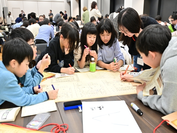 大きな地図に発見したことを書きこむ様子