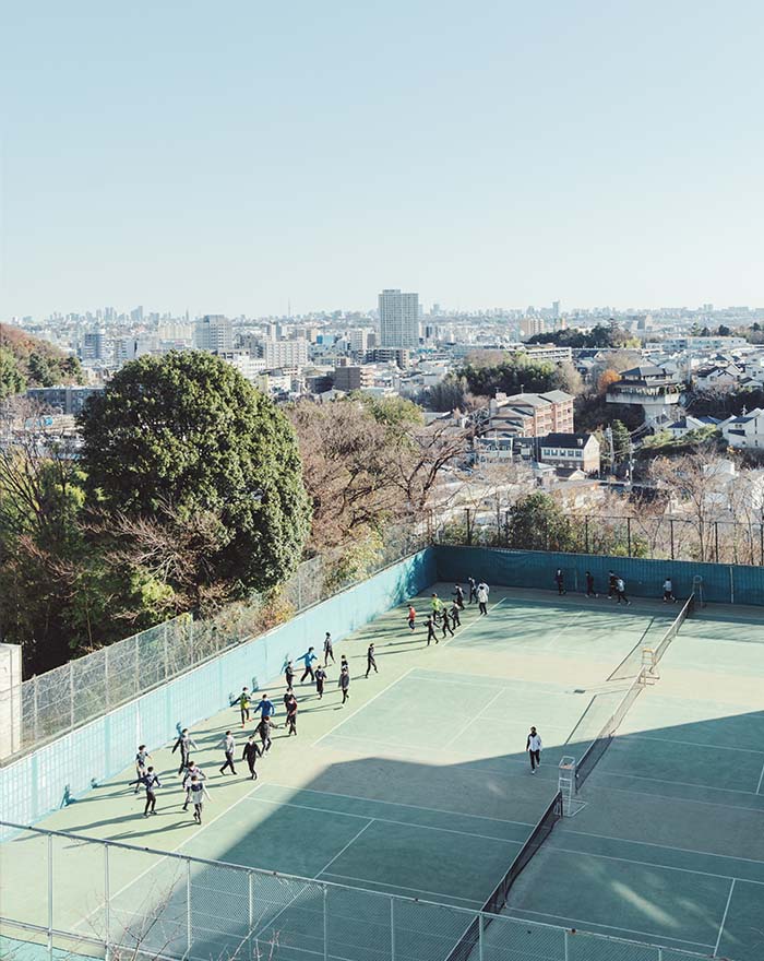 大きなコートで運動する学生たち