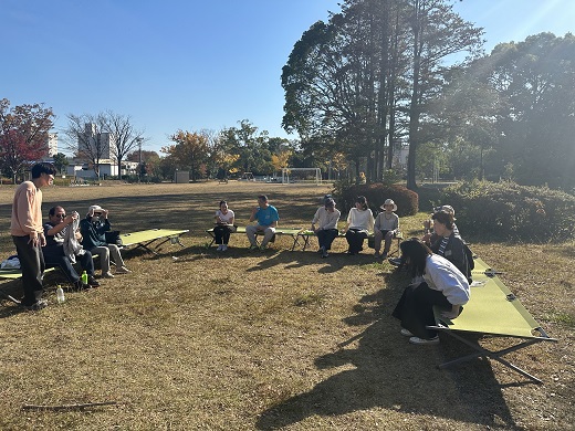 A chat while eating a lunch box<br/>